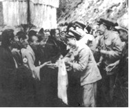 下图反映的是人民解放军进驻西藏受到热烈欢迎