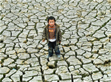 (1)云南连续三年干旱,图中土地龟裂,孩子盼水的