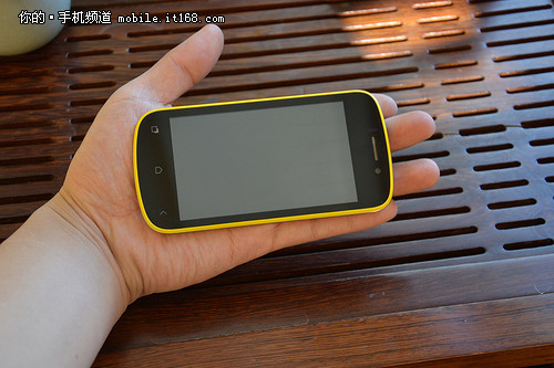 鹅卵石外观大屏智能机 599元乐派G3评测 - 百