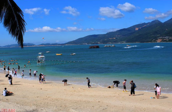 新浪旅游配图:分界洲岛碧海蓝天 摄影:冰清玉洁