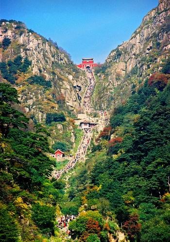 京沪高铁沿线旅游攻略       或者可以去——泰安 停靠泰山