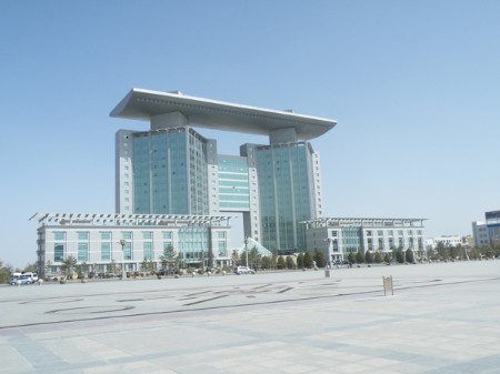 甘肃酒泉政府大楼形如酒壶 恰如其分成文化地