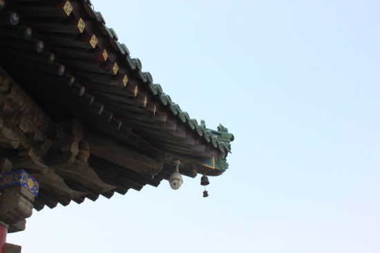钟楼 西安钟楼,始建于明洪武十七年(公元1384年),距今已有600余年。原址在西安市西大街广济街口,明万历十年(公元1582年)移于现址,成为一座绾毂东西、呼应南北的轴心建筑。昔日楼上悬一口大钟,用于报警报时,故名钟楼。