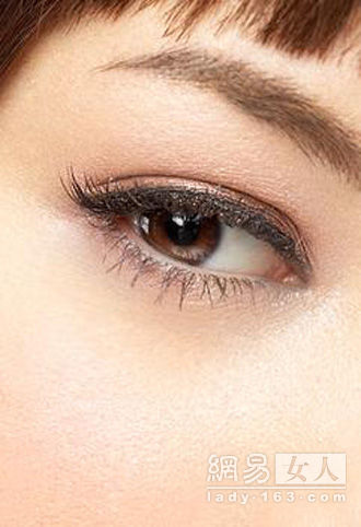 如何化出光影结合大地色系彩妆的具体详细步骤