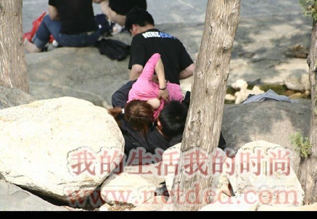 又见公园里情侣龌龊的一幕(多图)