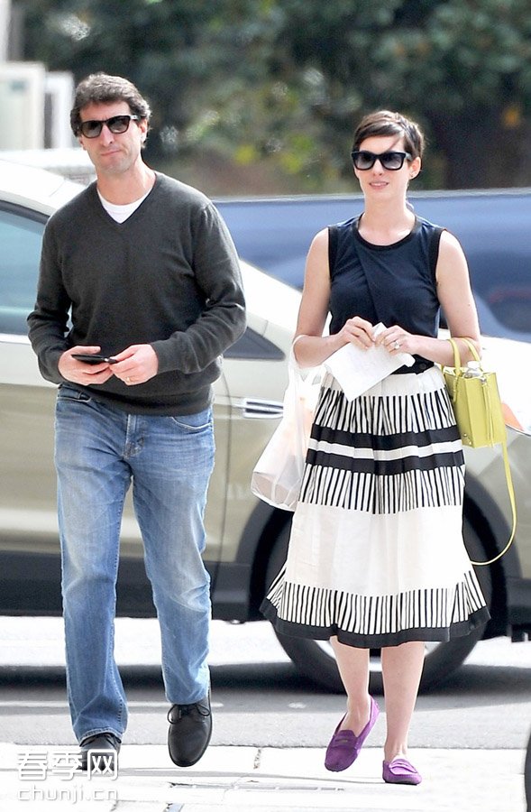 安妮·海瑟薇与老公洛杉矶休闲街拍 - 百科教程