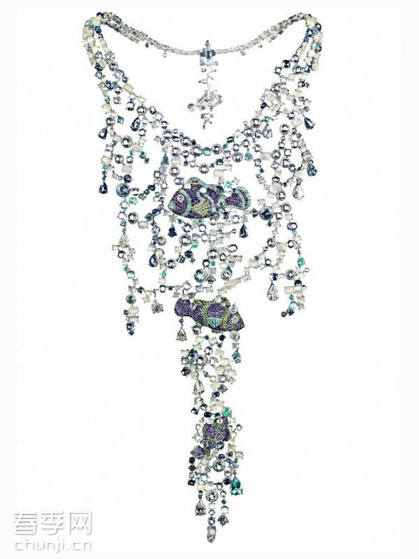 导读:瑞士高级珠宝品牌萧邦(Chopard)动物世界系列高级珠宝在伦敦的首展已经接近尾声。动物珠宝系列,以栩栩如生的动物形象为蓝本,打造了精致的耳坠,项链,手链等珠宝配饰。 瑞士高级珠宝品牌萧邦动物世界系列高级珠宝在伦敦的首展已经接近尾声。动物珠宝系列,以栩栩如生的动物形象为蓝本,打造了精致的耳坠,项链,手链等珠宝配饰。150件了不起的独特艺术品,从精致的蜜蜂胸针到珍贵的北极熊钻表,从灵动的小鸟耳环到华美的孔雀耳坠,从尊贵的老虎头项链到可爱的猴子配件,每一件都显得如此华丽。