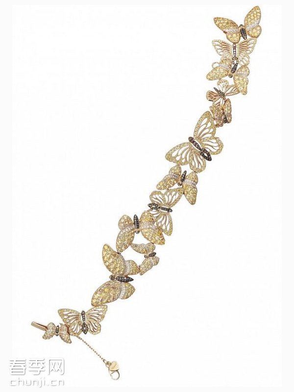 导读:瑞士高级珠宝品牌萧邦(Chopard)动物世界系列高级珠宝在伦敦的首展已经接近尾声。动物珠宝系列,以栩栩如生的动物形象为蓝本,打造了精致的耳坠,项链,手链等珠宝配饰。 瑞士高级珠宝品牌萧邦动物世界系列高级珠