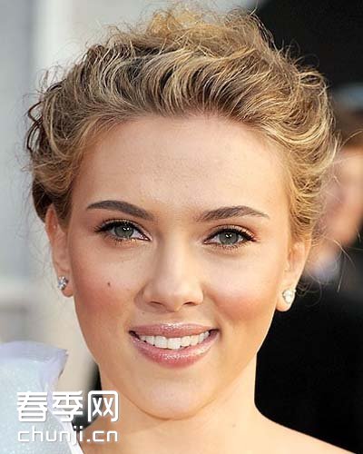 历数女神斯嘉丽百变妆容发型 - 百科教程网_经