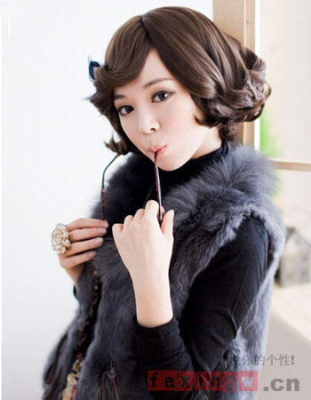 <em>短发烫发发型</em>集锦 打造活泼甜美小V脸 - 百科教