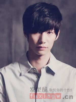 <em>男生</em>倒三角脸刘海怎么剪<em>好看 简单发型</em>帅气清