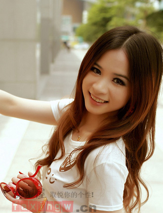 <em>中分发型</em>怎么<em>打理</em>更好看 时尚卷发惊喜连连 - 