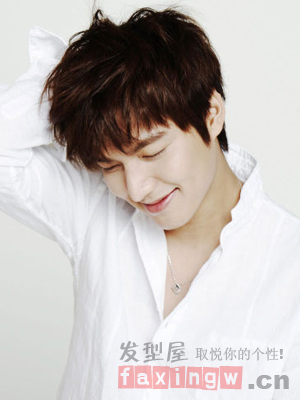 男生倒三角脸刘海怎么剪好看 简单发型帅气清