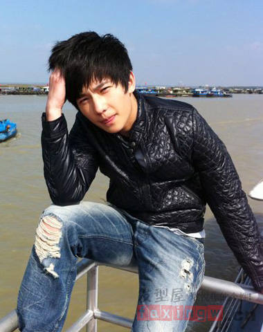 《<em>快乐大本营</em>》<em>杨洋</em>帅气生活照 90花美男<em>发型</em>