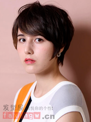 女生帅气斜刘海短发发型 干练时尚显大气 - 百科教程网_经验分享平台[上学吧经验教程频道]