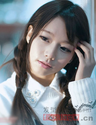 今年流行什么发型 少女系双麻花复古超有文艺