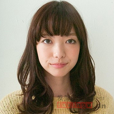 中长卷发怎么扎简单好看 手把手打造侧边盘发