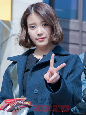 身高155女生适合什么发型 甜美短卷发修颜显高挑