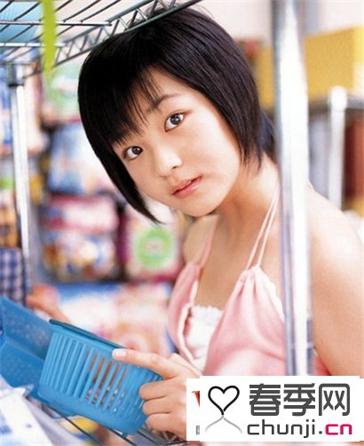 2015圆脸流行发型 2015圆脸女生发型 初中短发