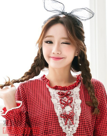 森女系双麻花辫扎发发型 尽显甜美可爱清新范