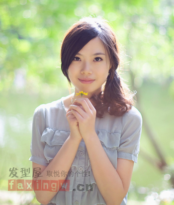 秋季流行侧马尾 简单时尚更百搭 - 百科教程网_经验分享平台[上学吧经验教程频道]