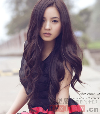 中<em>长发烫发</em>发型<em>图片</em> 展现温婉成熟气质女生 - 