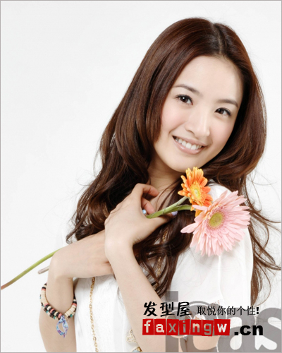 林依晨最新<em>中分长卷发发型</em> 甜美淑女感尽显 - 