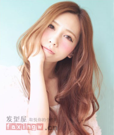 2013夏季<em>中长发烫发发型</em>图片 亲和可人尽显淑