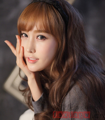 <em>中长发</em>烫发<em>发型</em>图片 展现温婉成熟气质女生 - 