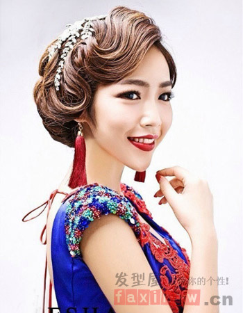 <em>新娘</em>复古盘发<em>发型</em> 高贵优雅魅力尽显 - 百科教