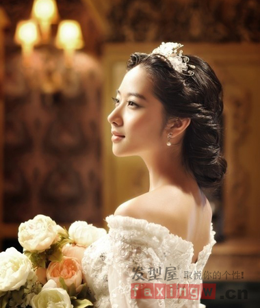 6月最新甜美<em>新娘发型设计</em> 复古盘发浪漫迷人 