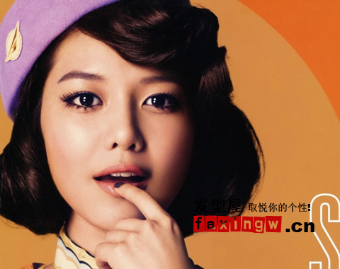 少女时代化身魅力空姐 复古卷发清新俏丽 - 百