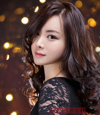 <em>中长发</em>烫发<em>发型</em> 展现<em>女生</em>时尚潮流范 - 百科教