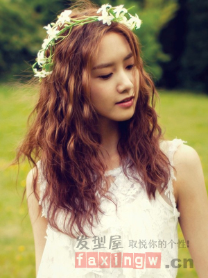 女生<em>头发少</em>适合什么发型 蓬松感<em>烫发</em>巧增发量