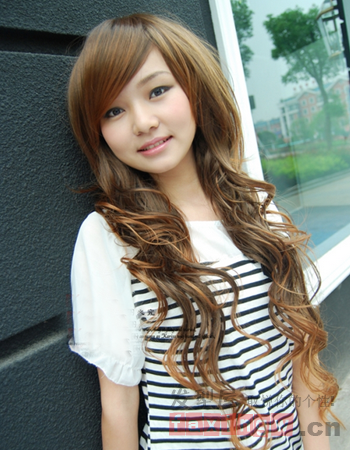 浪漫及<em>腰长发发型</em> 气质女神轻松打造 - 百科教