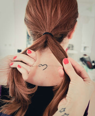 DIY<em>日常发型</em> 时尚创意的蜈蚣辫编发 - 百科<em>教程</em>