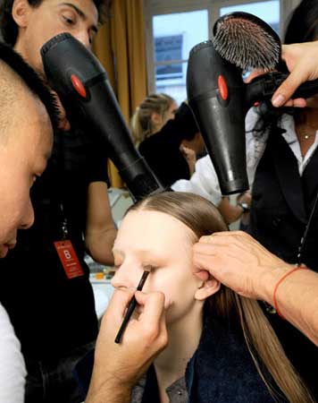 如何用吹风机快速吹<em>干头发</em>不伤<em>发质</em> - 百科教程