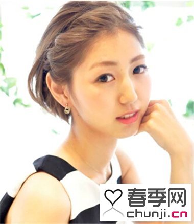 导读:韩式的扎发发型可爱显清新很有小女生气质,所以很多女生喜欢扎一款韩式发型来减龄,秋季到了扎发也是一种街头巷尾的时尚标志,下面这里介绍一组今年流行的扎发发型哦。 女生修颜甜美扎发发型 韩式简单扎发最有气质