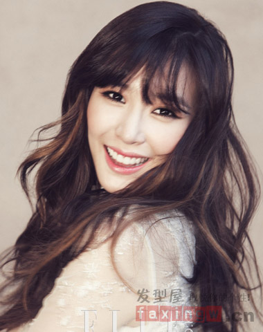 <em>少女时代tiffany</em>《ELLE》大片 柔美长卷发时尚