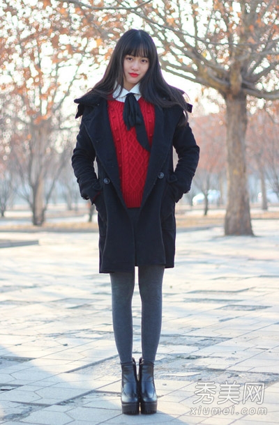 大衣里面穿什么 毛衣配短裙就OK - 百科教程网