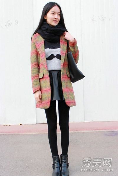 大衣里面穿什么 毛衣配短裙就OK