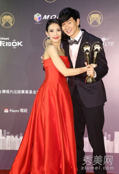 梁静茹产后亮相金曲奖 蛋糕裙难掩发福身材 -