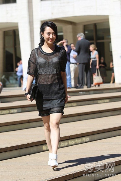 白冰纽约街拍 造型百变惊艳街头 - 百科教程网