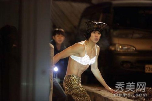<em>男扮女装</em>各有招 kimi粉裙萌金秀贤豹纹骚 - 百科