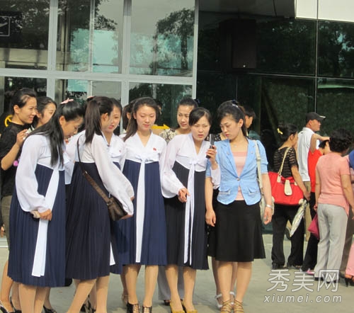 金汝静裙装亮相 朝鲜<em>女人</em>真<em>不穿裤子</em>吗? - 百科