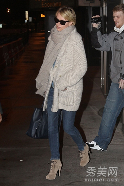 欧美明星街拍 <em>毛衣外套</em>时尚搭法 - 百科教程网