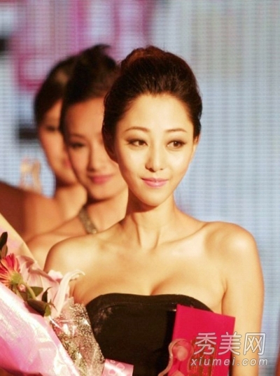中国第一美胸模特张茜儿性感着装 - 百科教程网