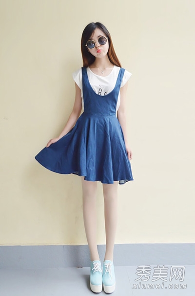 上衣搭配背带裙 一秒变甜心萝莉 - 百科教程网