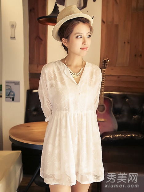 V领连衣裙巧搭配 性感更有女人味 - 百科教程网