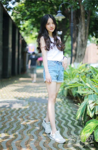 背心<em>短裤运动鞋</em> 女球迷必学装扮 - 百科教程网